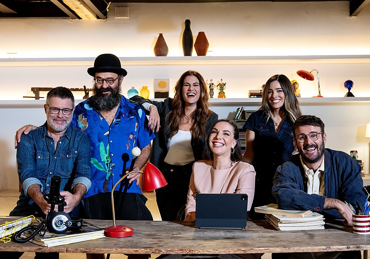 Quequé, Ignatius, Ángela Fernández, Inés Hernand, Lara Palma y Taka Gómez, presentadores y colaboradores de 'Open Play'