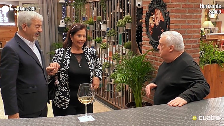 Luis y Paqui al encontrarse en el restaurante