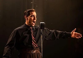 Crítica de 'Monsieur Aznavour' (**): La voz metálica de un tipo que se empeñó en cantar