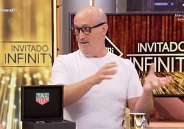 «Me habéis emocionado»: el aplaudido gesto que ha tenido Javier Cámara al recibir el reloj de 'El Hormiguero'