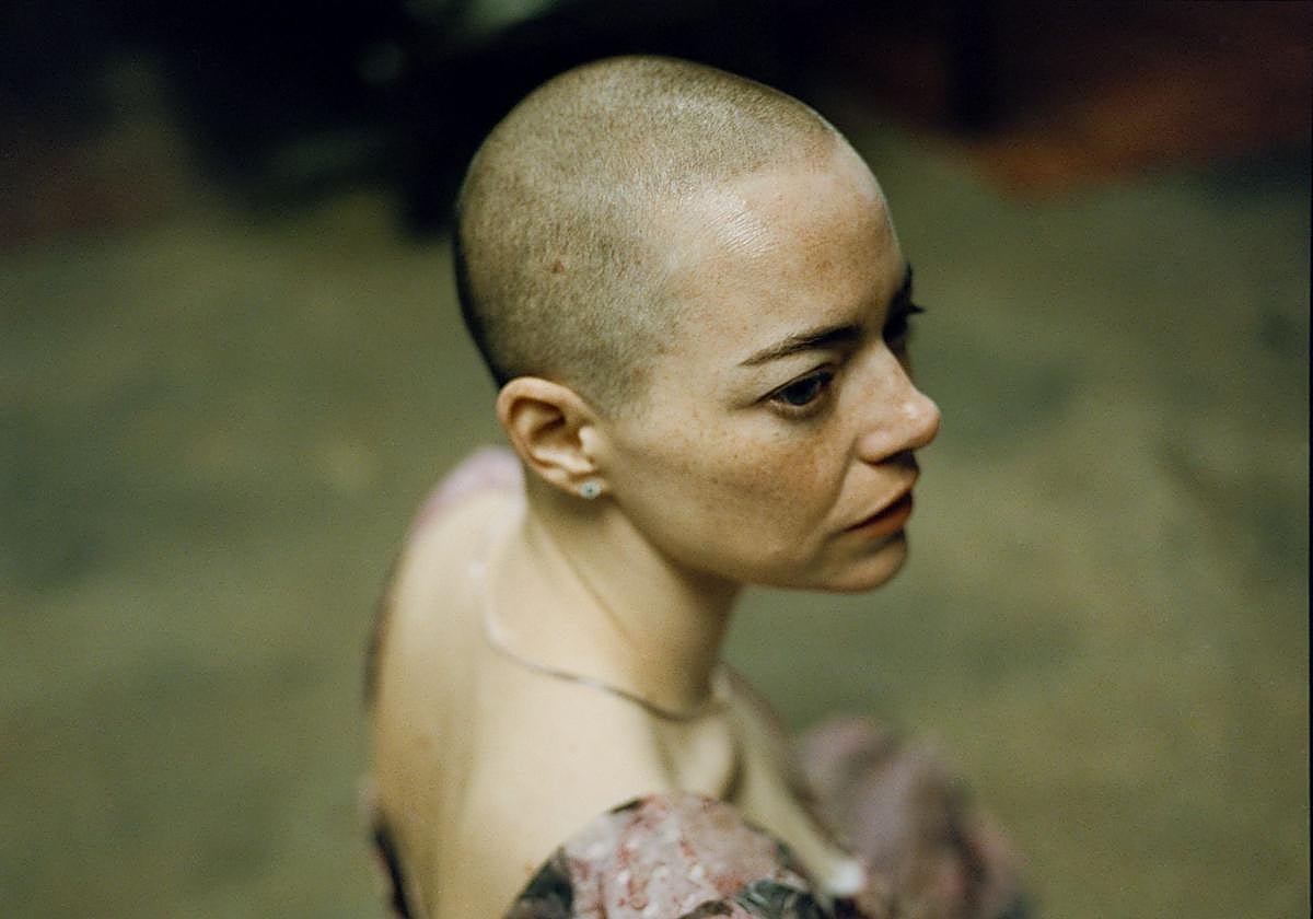 Emma Stone en el rodaje de 'Bugonia', en una fotografía tomada por el propio Yorgos Lanthimos