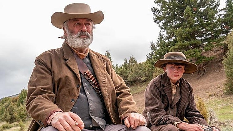 Crítica de 'Dos Forajidos' (***): El wéstern en el que a Alec Baldwin se le escapó una bala