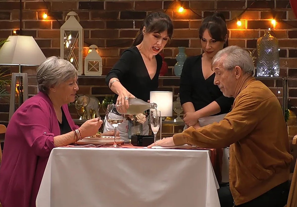 Vicen y Luis con las mellizas de 'First Dates'