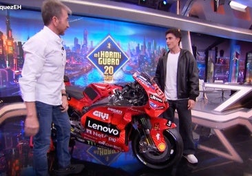 Marc Márquez aparece con su moto en 'El Hormiguero' y deja alucinado a Pablo Motos con lo que le enseña: «¿Qué me estás contando?»