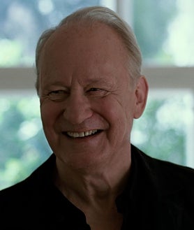 Imagen secundaria 2 - Arriba, Renate Reinsve en una escena de la película de Trier. Abajo, la actriz Inga Ibsdotter Lilleaas junto a Elle Fanning. En la última fotografía, el gran Stellan Skarsgård