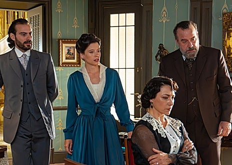 Imagem Secundária 1. Acima: Equipe La Promesa. À esquerda e à direita estão duas cenas de The Promise.