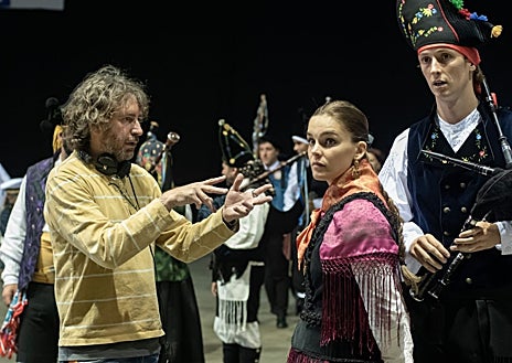 Imagem Secundária 1. Clipes das filmagens de Rondallas acima, com Rondallas reais; Abaixo: Daniel Sanchez Arevalo dá instruções a Judith Fernandez e Fer Frague.