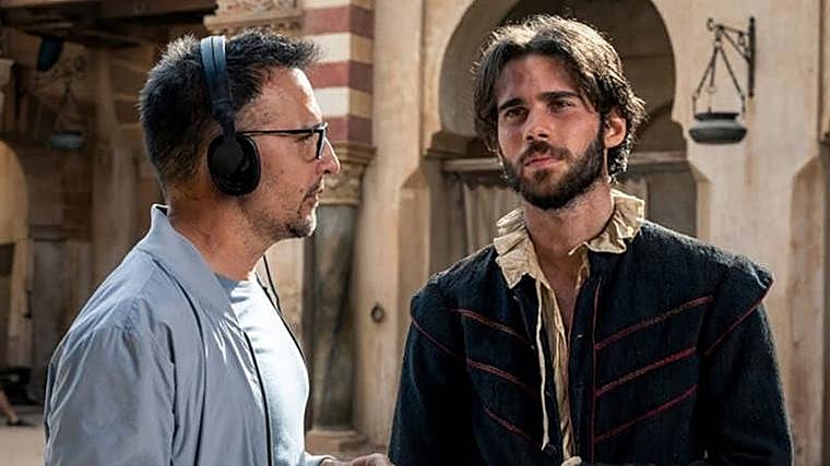 Alejandro Amenábar junto a Julio Peña en el rodaje en 'El cautivo'