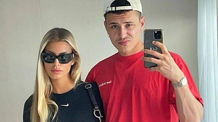 Depois de romper com River Viiperi, a modelo namorou o ator Aron Piper por mais de um ano.