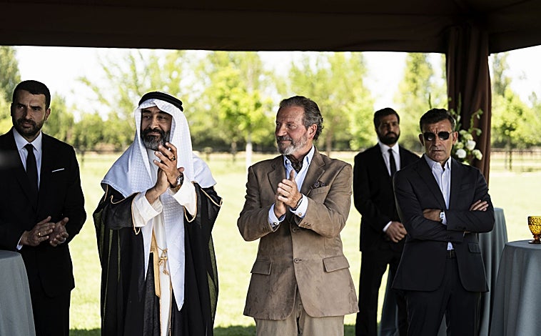 Imagen principal - Algunas de las escenas del primer capítulo de 'Pura sangre'