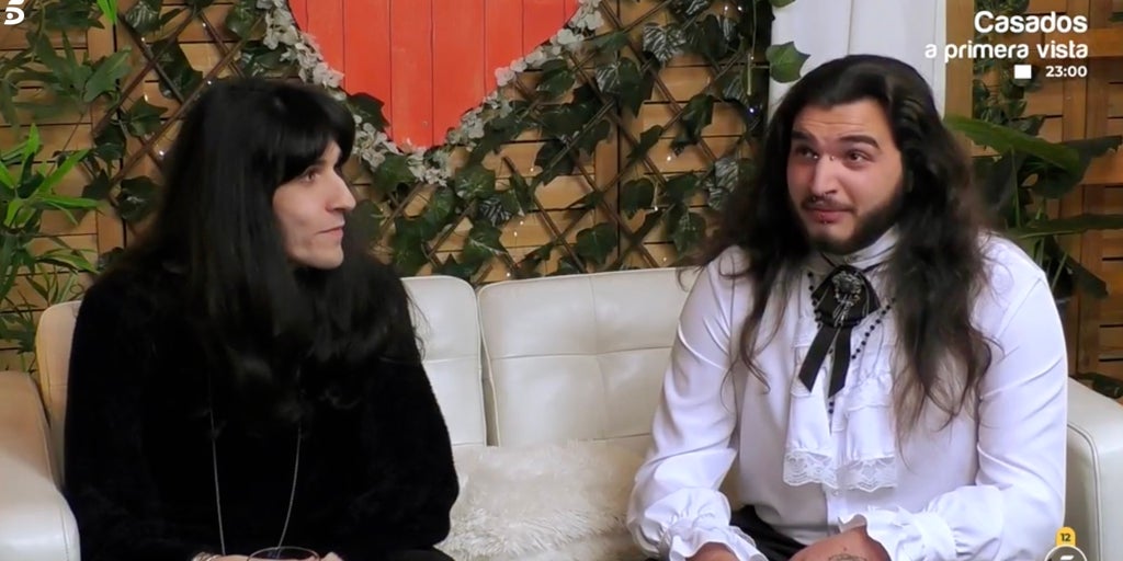 Dos solteros se quedan en 'shock' al sufrir una encerrona de 'First Dates' con la misma chica: «¿Qué coño pasa aquí?»