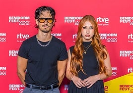 Quiénes son Tony Grox & LUCYCALYS, el dúo ganador del Benidorm Fest 2026: raíces andaluzas, teatro musical y una nominación a los Latin Grammy