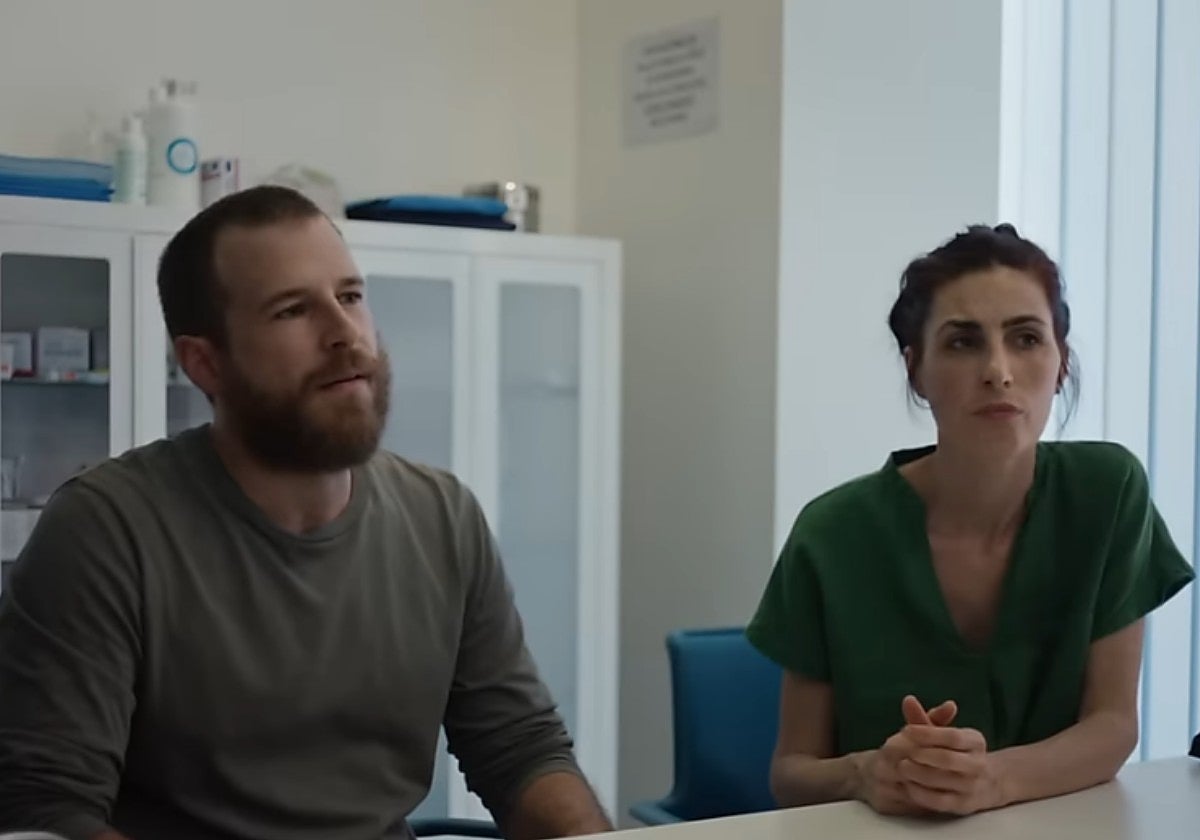 Los actores Álvaro Cervantes y Miriam Gallo en 