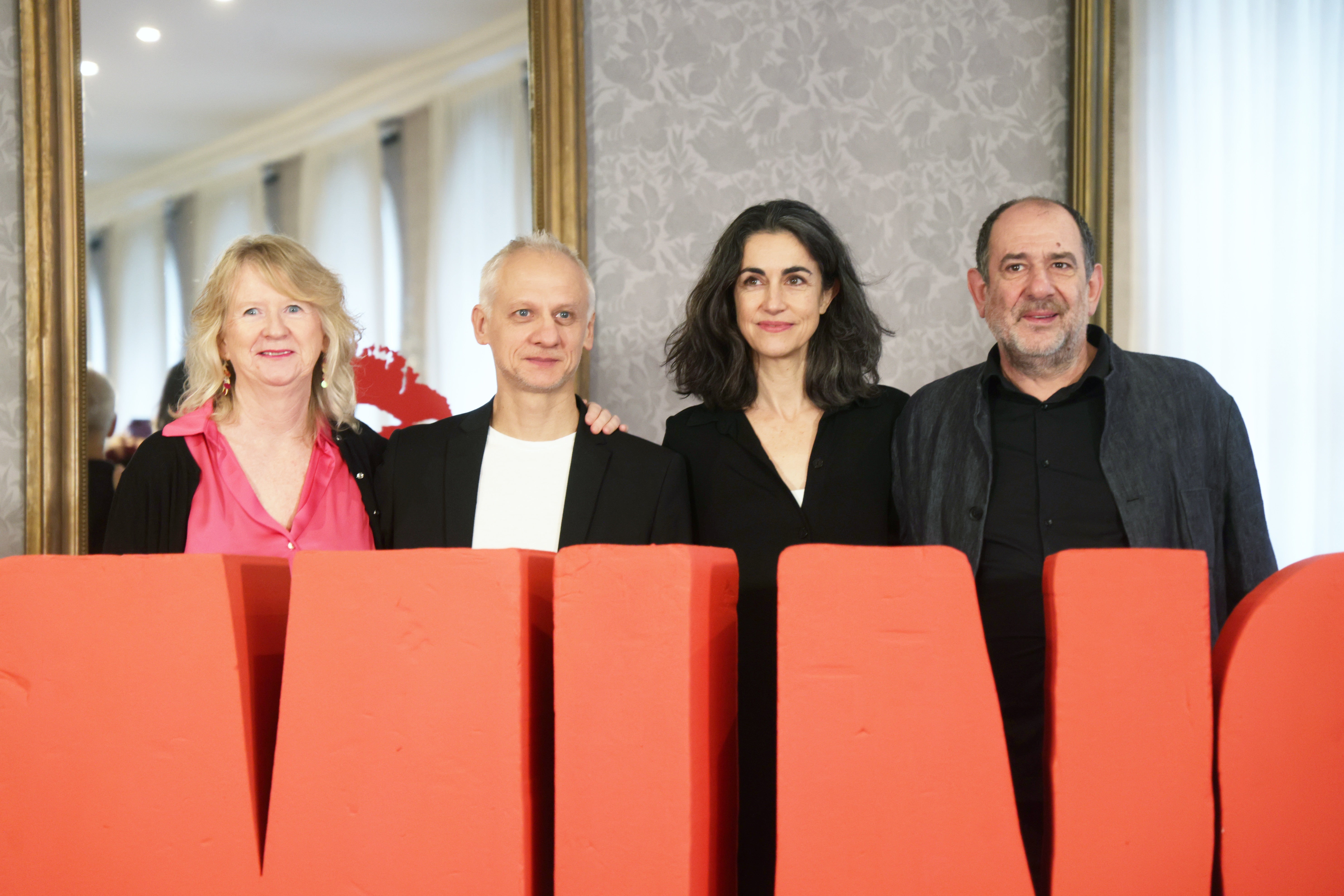 La cineasta y supervisora de guiones española Avelina Prat y el actor Karra Elejalde.