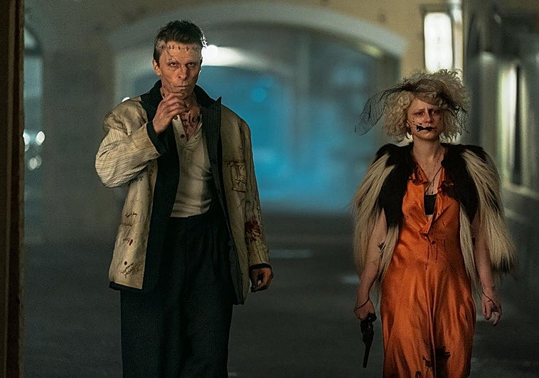 Jessie Buckley y Christian Bale en ¡La novia'