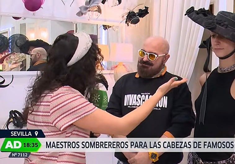 Felipe, uno de los diseñadores  de los tocados de Rosalía.