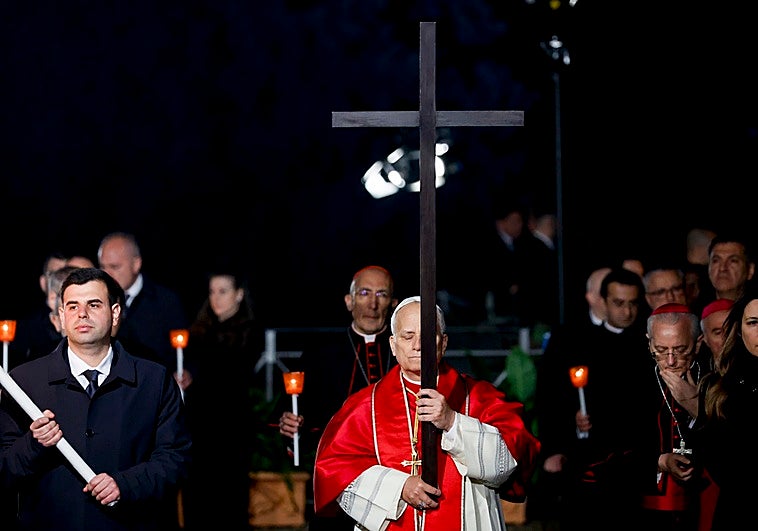 León XIV durante el Vía Crucis en el Coliseo de Roma