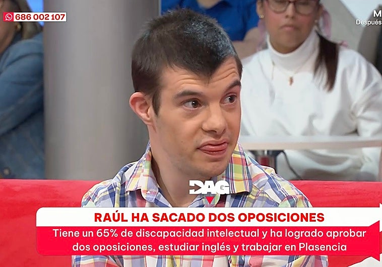 Raúl, un joven con discapacidad que ha aprobado dos oposiciones: «Solo así tengo trabajo»