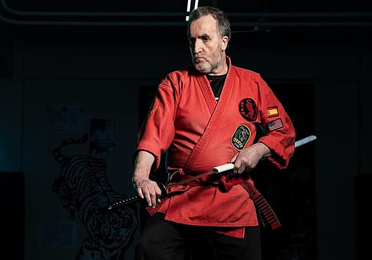 Imagen principal - Mario Padilla muestra su repertorio sobre el tatami.