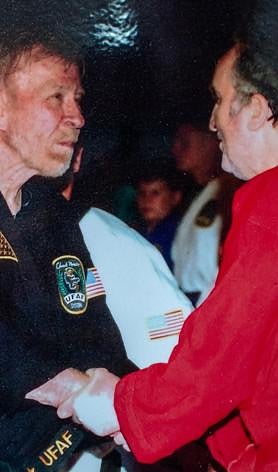 Imagen secundaria 2 - Fotografías colgadas en el gimnasio de Padilla con Chuck Norris.