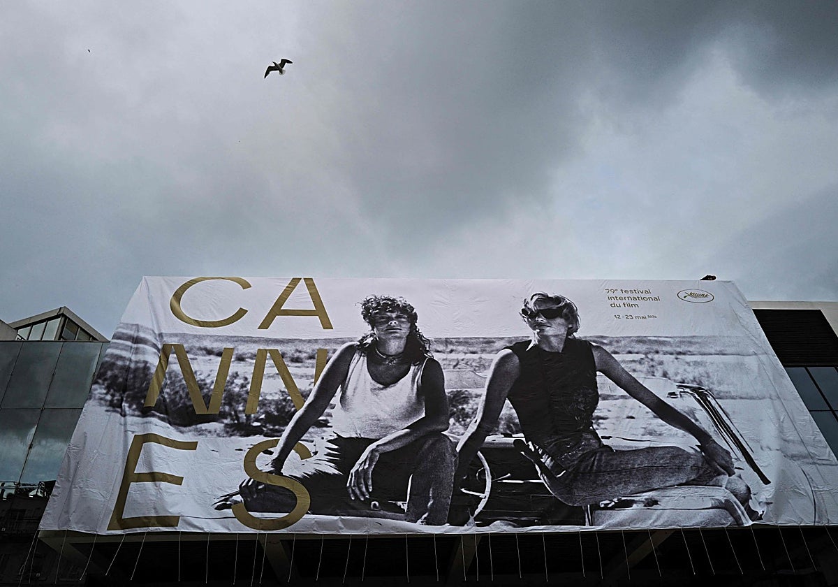 Una gaviota vuela junto al cartel oficial de la 79.ª edición del Festival de Cine de Cannes durante su colocación en la fachada del Palacio de Festivales de Cannes.