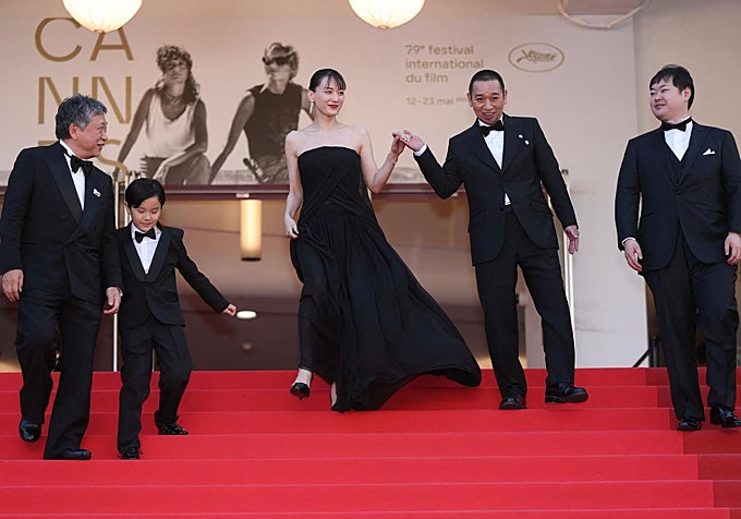El director Koreeda, con los actores de su película, este sábado en el Festival de Cannes.