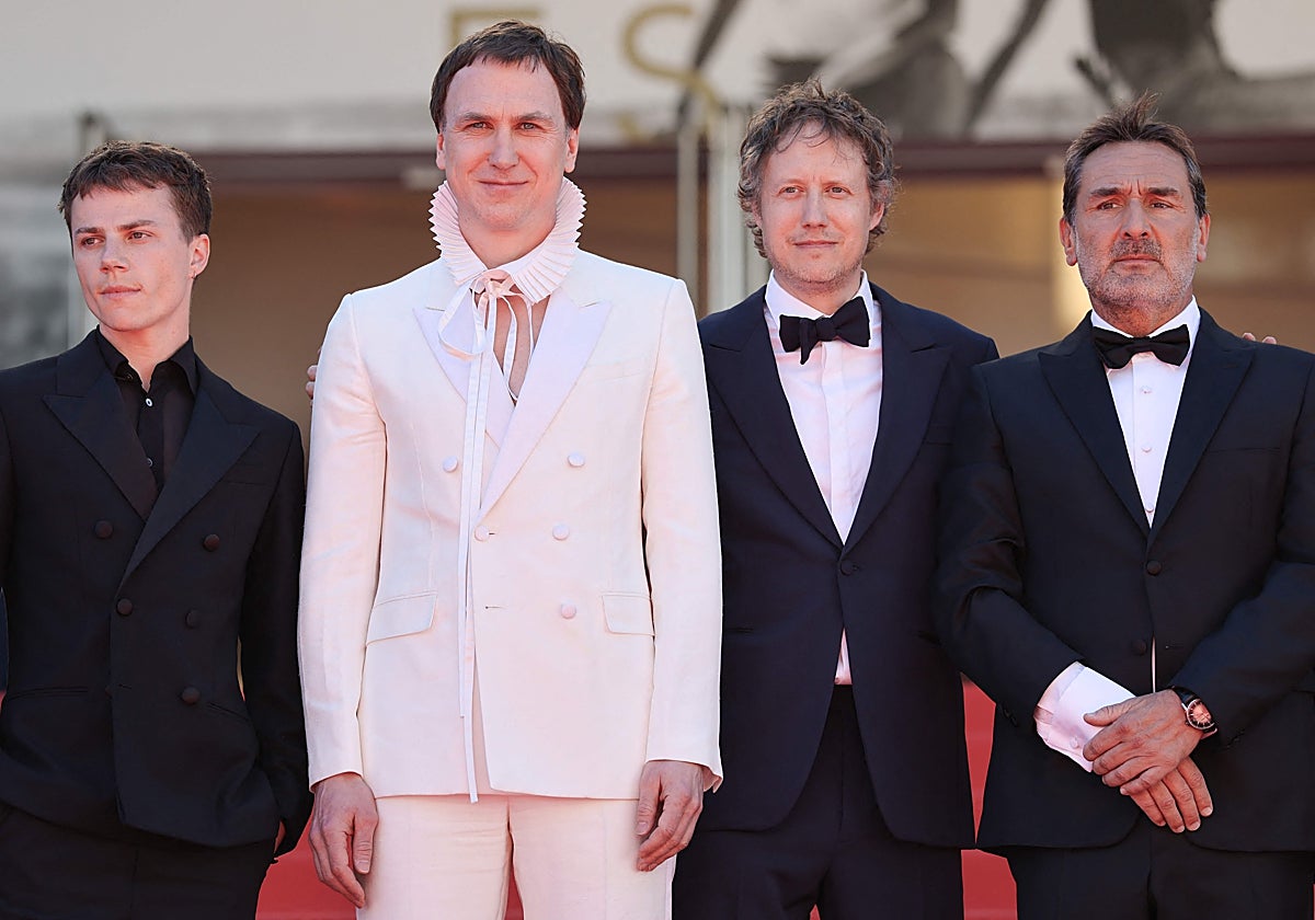 Felix Lefebvre, Lars Eidinger, Laszlo Nemes y Gilles Lellouche, este domingo en el Festival de Cannes.