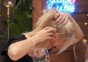 Una soltera pilla por sorpresa a su cita con una insólita confesión: «Soy un cíborg»