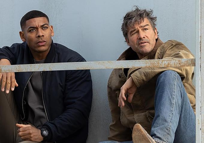 Kyle Chandler y Aaron Pierre en 'Linternas'