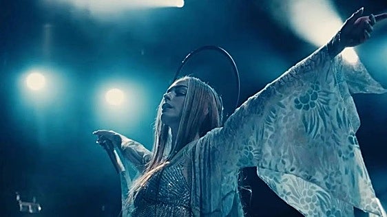La religión del pop: cómo Taylor Swift inspiró la nueva película de Anne Hathaway