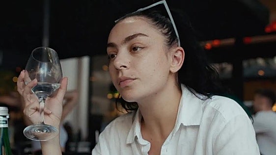 Charli XCX, del fenómeno 'Brat' al cine independiente con 'Erupcja'