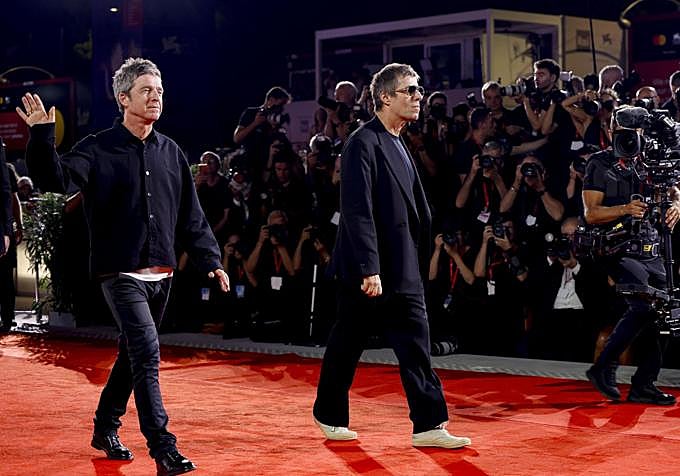 Los hermanos Gallagher caminan por la alfombra roja de Leciester Square