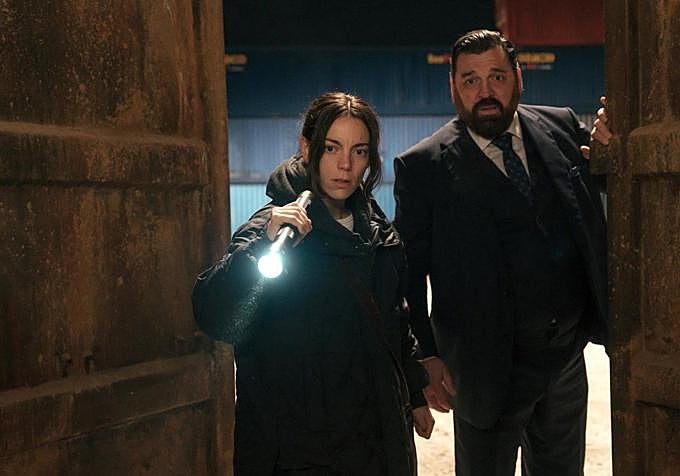 Victoria Luengo y Hovik en 'Reina Roja: Loba Negra'.