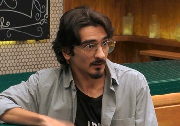 Un soltero revela en 'First Dates' su peculiar teoría sobre la política española: «Pablo Iglesias fue una inspiración»