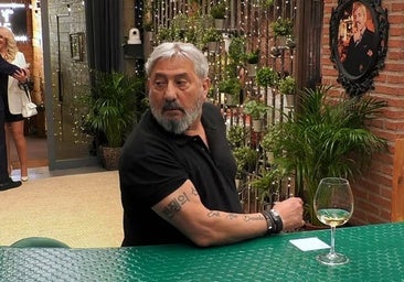 Un soltero no da crédito al ver aparecer a su cita de 'First Dates': «¡Cerrad la salida!»