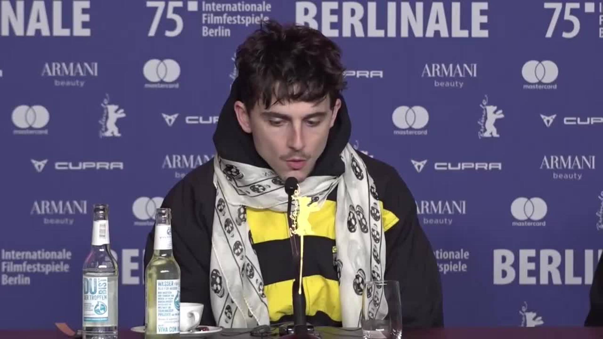 Chalamet se da un baño de multitudes en Berlín y esquiva las preguntas políticas