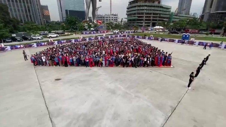 La gira mundial de 'Superman' arranca en Manila con un encuentro entre seguidores y parte del equipo