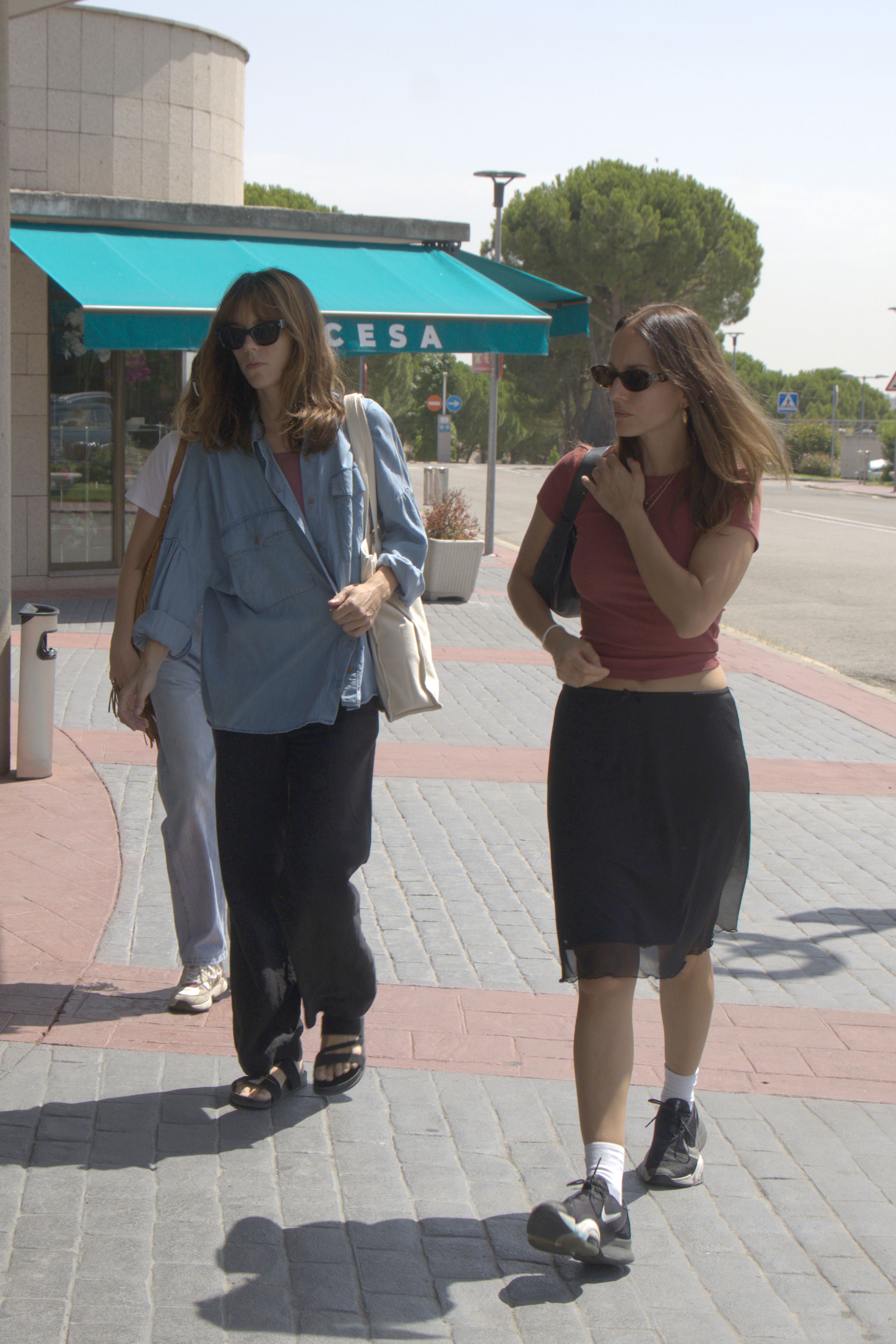 Silvia Alonso y Vicky Luengo llegan al tanatorio de La Paz.