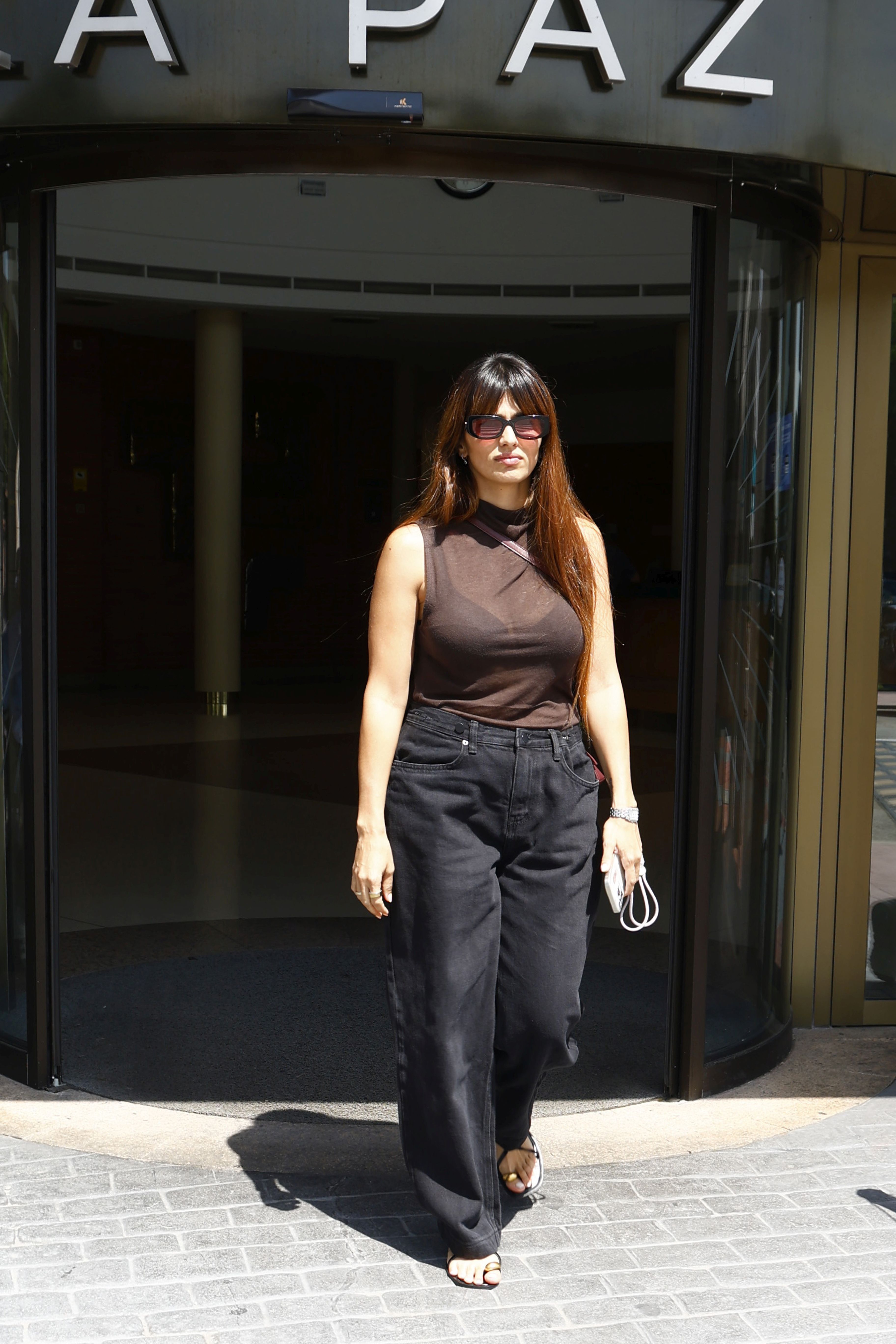 Sara Sálamo en su salida del tanatorio.