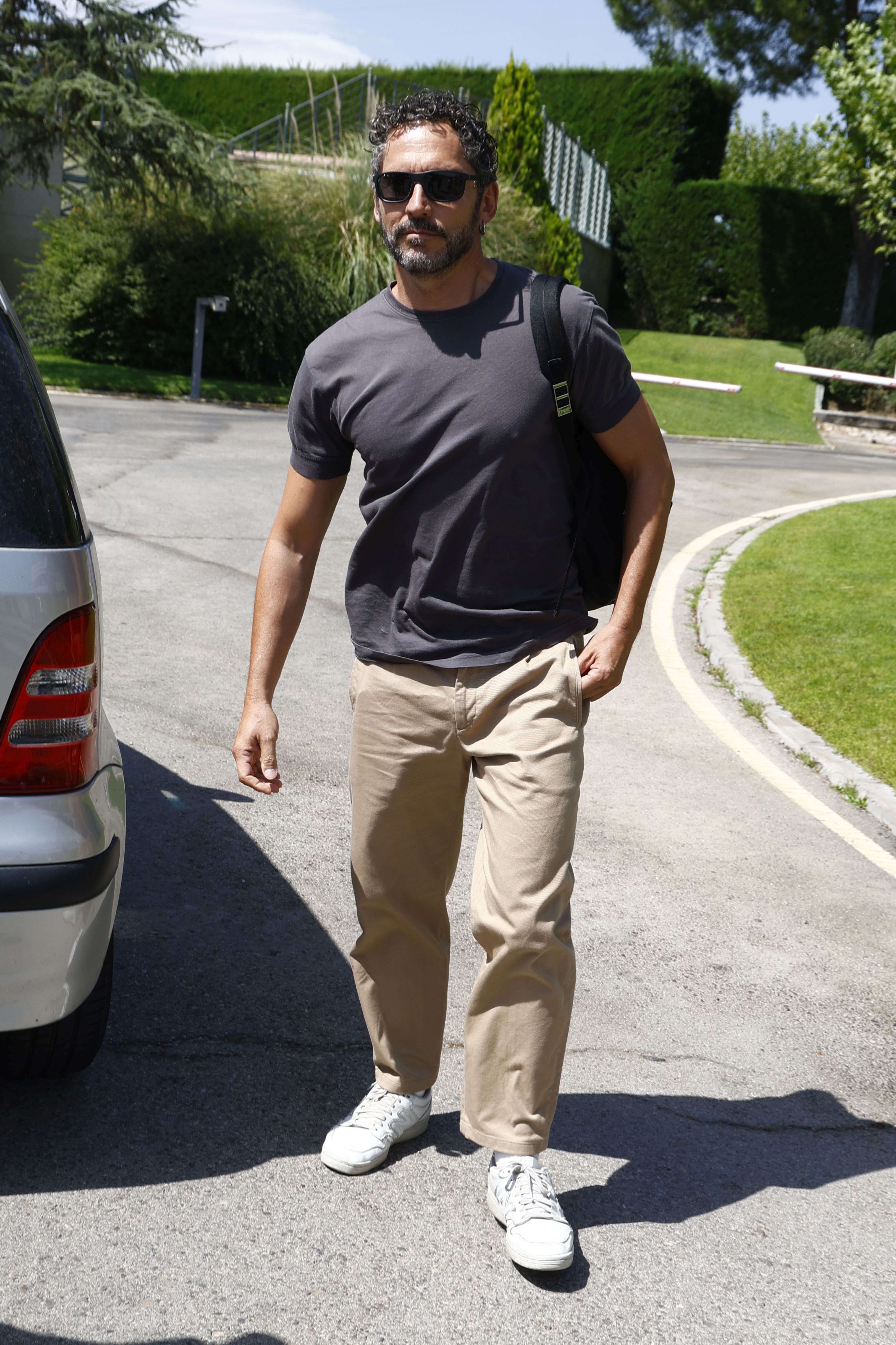 Paco León sale del tanatorio de la Paz tras despedir a la actriz. 