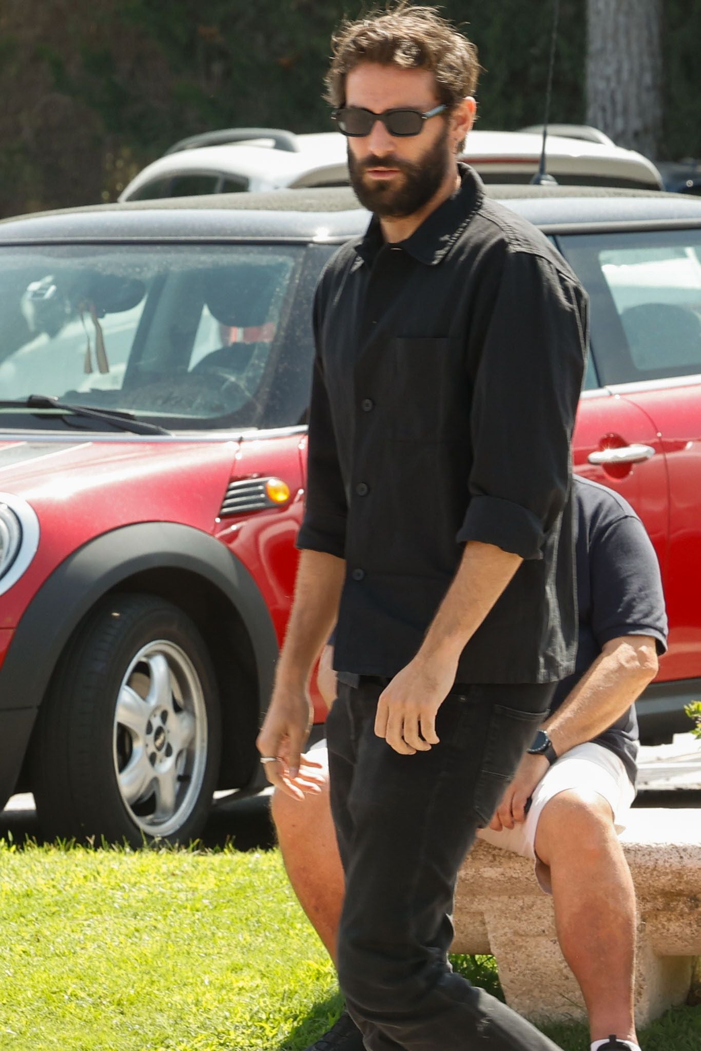 El actor Fernando Guallar, a su llegada a la capilla ardiente.