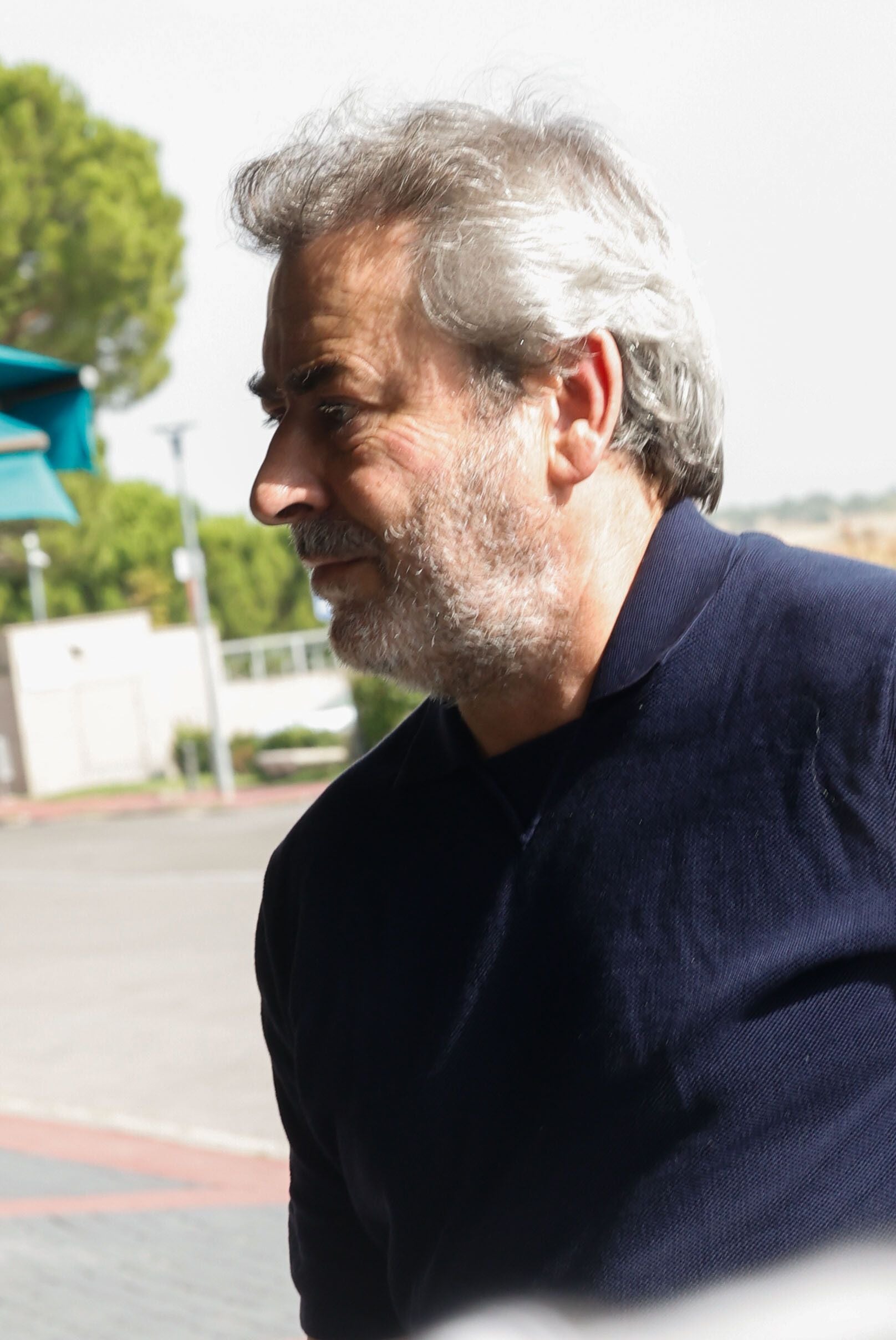 El actor Jorge Bosch llega a despedir a la actriz vasca.