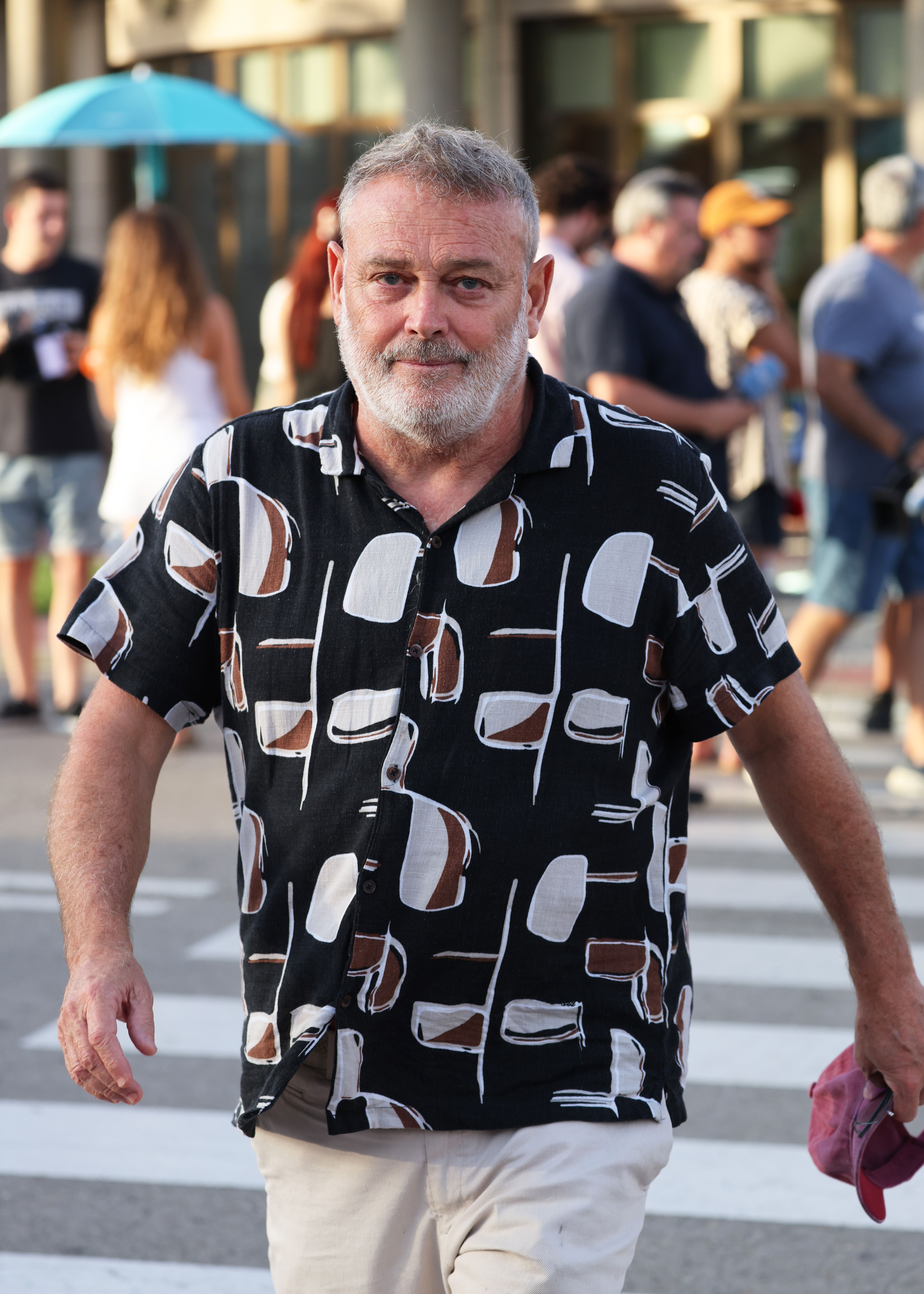 Pablo Carbonell sale del tanatorio.