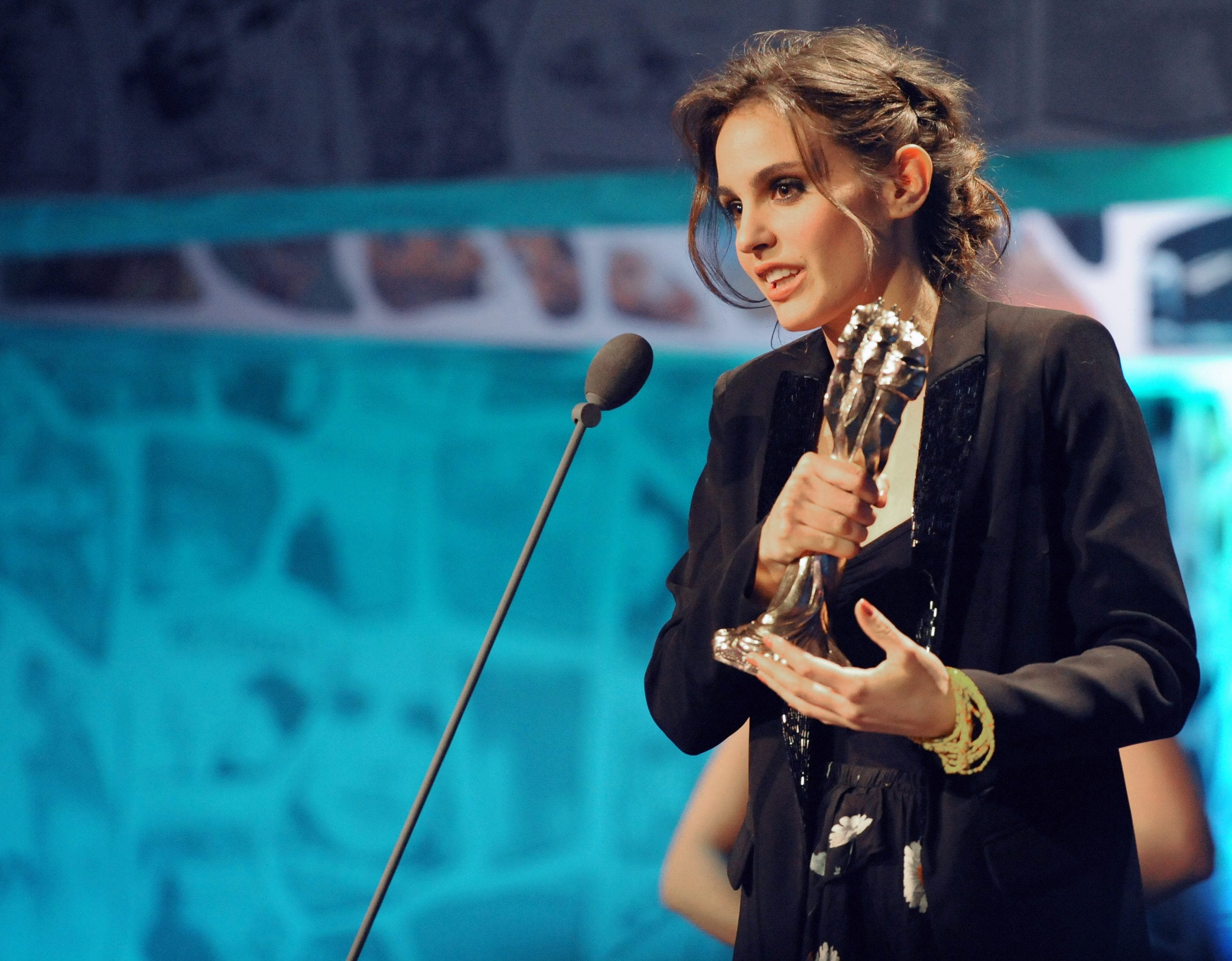 La actriz Verónica Echegui tras recibir el galardón a la mejor protagonista femenina por su trabajo en la película 'Katmandú' durante la gala de la IV edición de los Premios Gaudí
