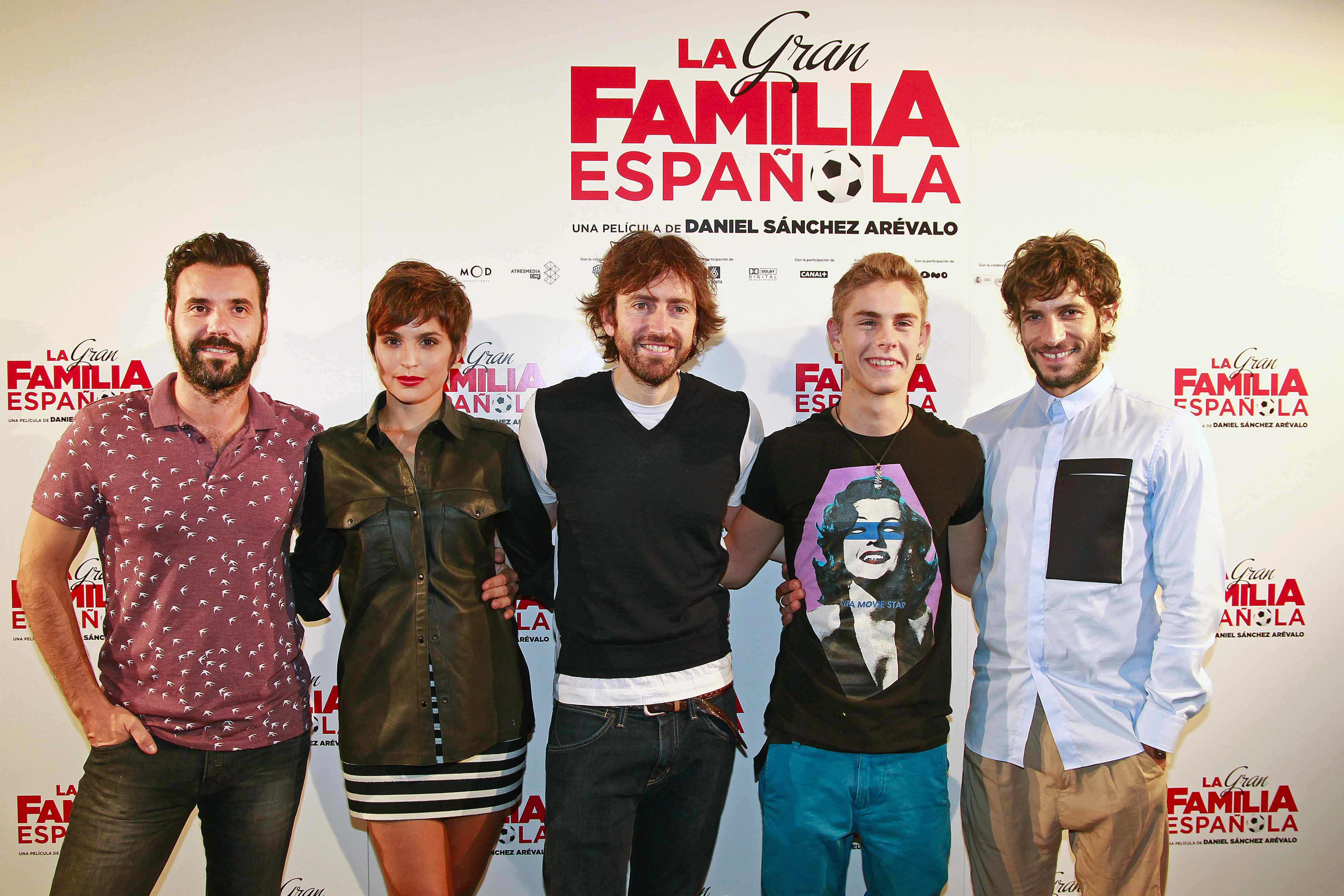 El director Daniel Sánchez Arévalo (c), junto a los actores Mikel Fernández (i), Verónica Echegui (2i), Patrick Criado (2d), y Quim Gutiérrez (d), hoy en Barcelona, durante la presentación de 'La gran familia española'