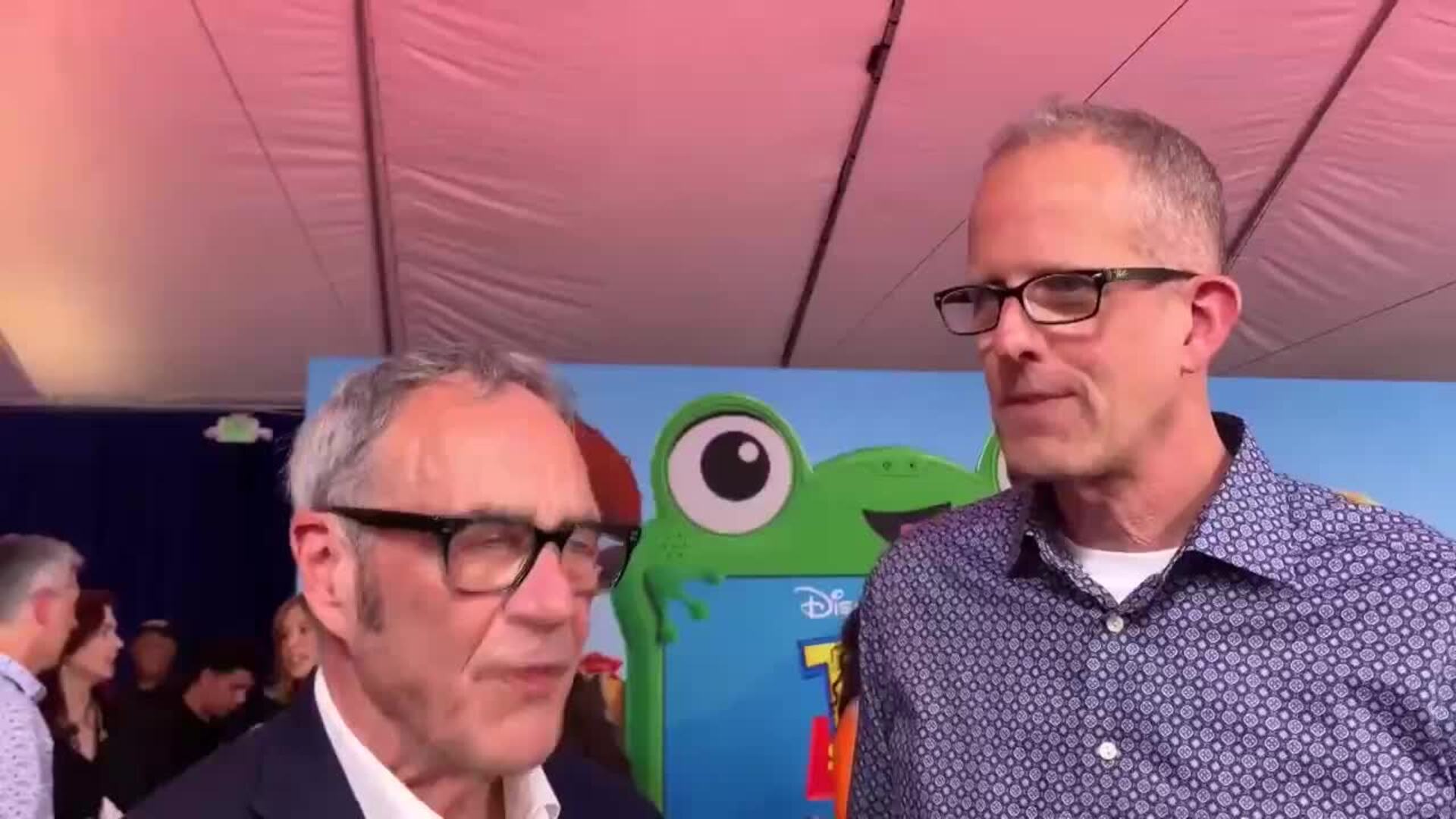 Taylor Swift soprende en la premier de 'Toy Story 5' de Los Ángeles
