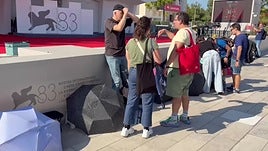La Mostra extiende su alfombra roja al cine (y algunos fans ya guardan su sitio)