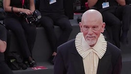 El equipo de 'Wild Horse Nine' desfila por la alfombra roja del Festival de Venecia