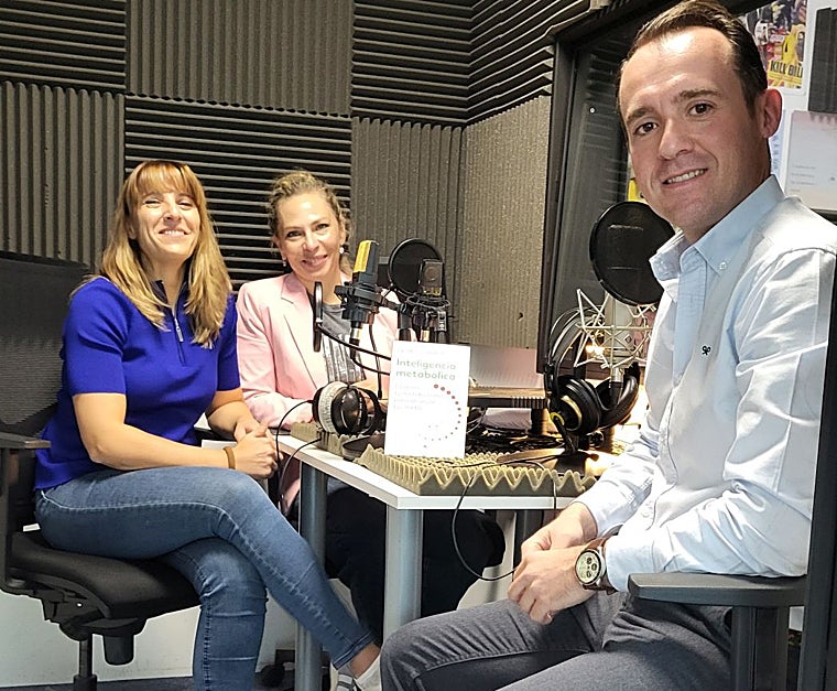 Las periodistas Laura Pintos y Raquel Alcolea, con Helios Pareja, durante la grabación del pódcast.