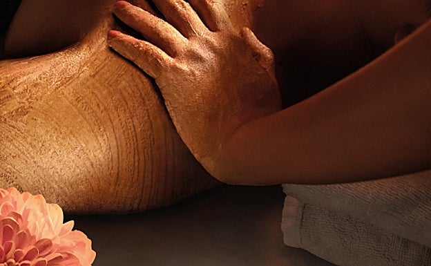 Envoltura floral aplicada en el masaje Ultimate Blossom